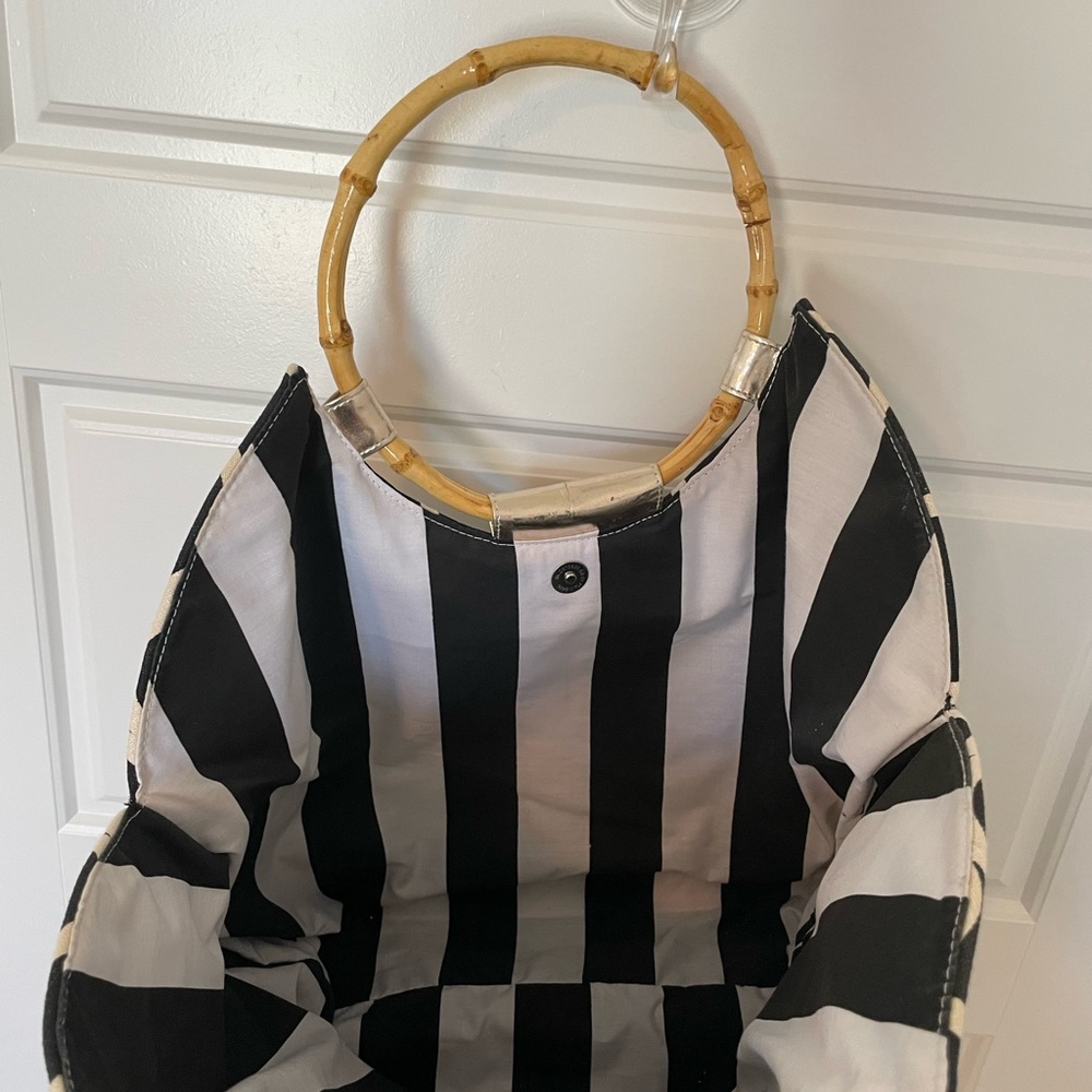 Black and white hand bag. Large